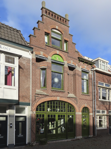 902238 Gezicht op de voorgevel van het pand Geertekerkhof 12-13 te Utrecht, waar vanaf 1901 de Eerste Centrale ...